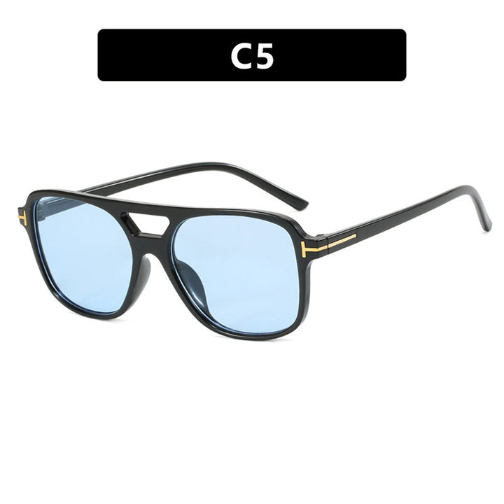 Dame moteriktig solbrille i stilfull ramme Skanto