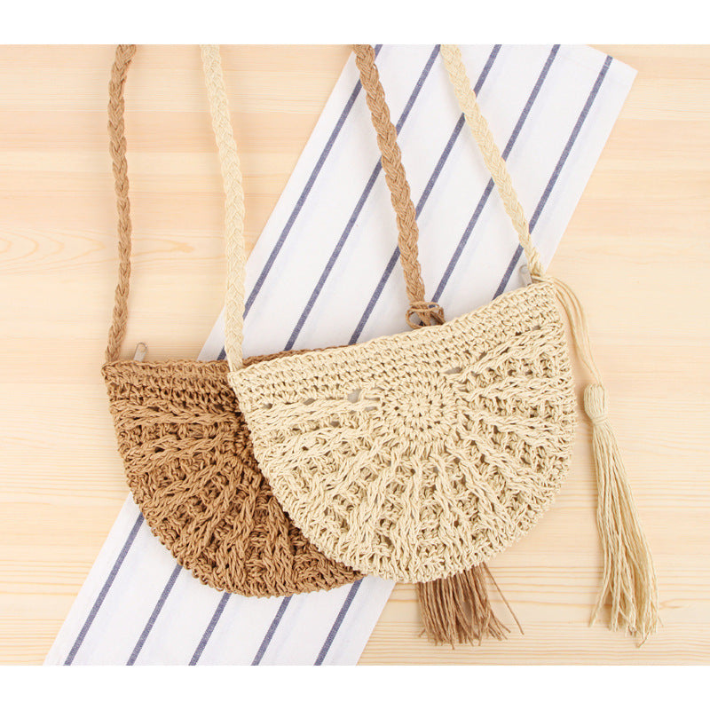 Macrame shoulder bag in a crescent moon design Skanto