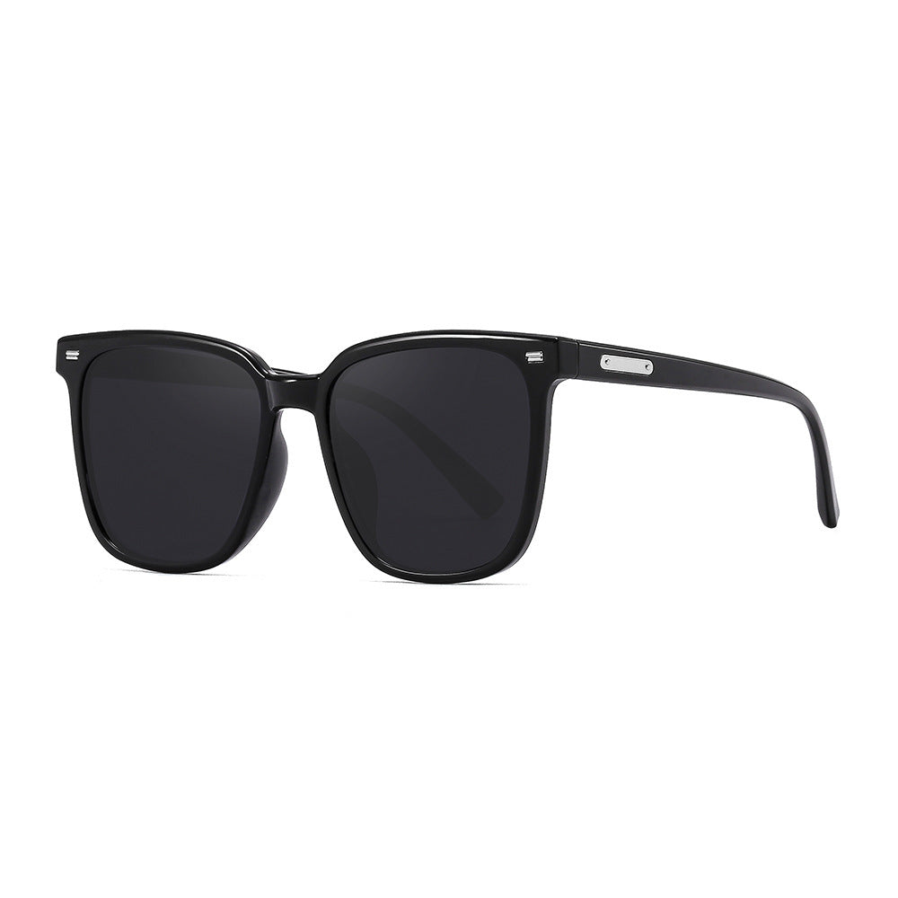 Dame designer solbrille i avslappet stilfull ramme Skanto