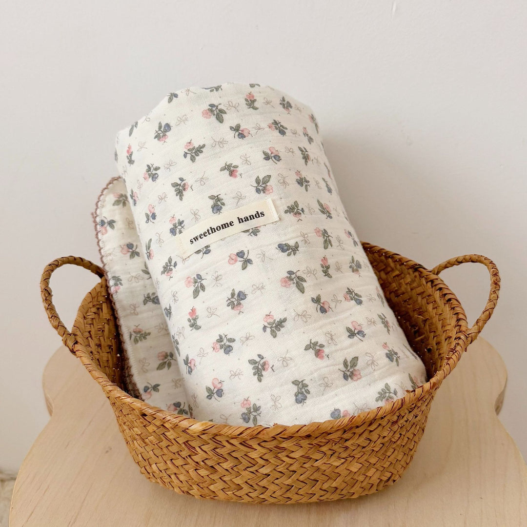 Unisex Musselinteppe med delikat blomsterdesign og elegante volanger Skanto