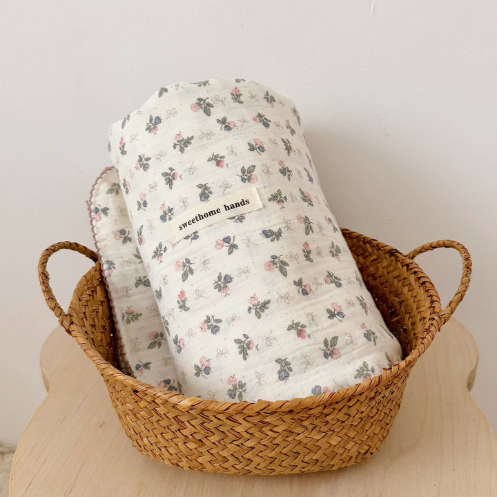 Unisex Musselinteppe med delikat blomsterdesign og elegante volanger Skanto