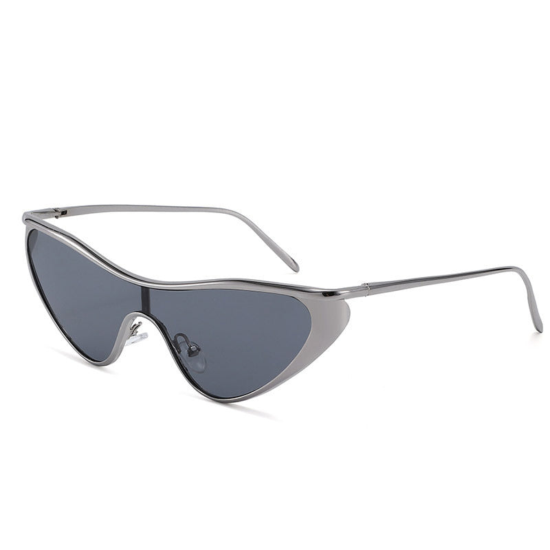 Dame futuristisk solbrille med slankt design Skanto