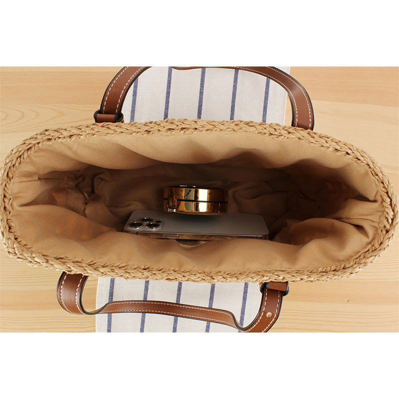 Handbag made of hand-woven straw with elegant faux leather handles Skanto