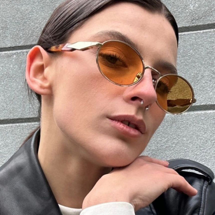 Dame moteriktig solbrille i elegant ovaldesign med trendy detaljer Skanto