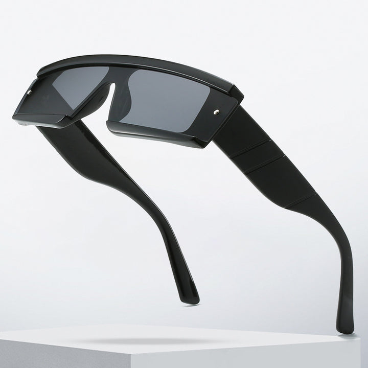 Dame futuristiske solbriller i kantete design Skanto