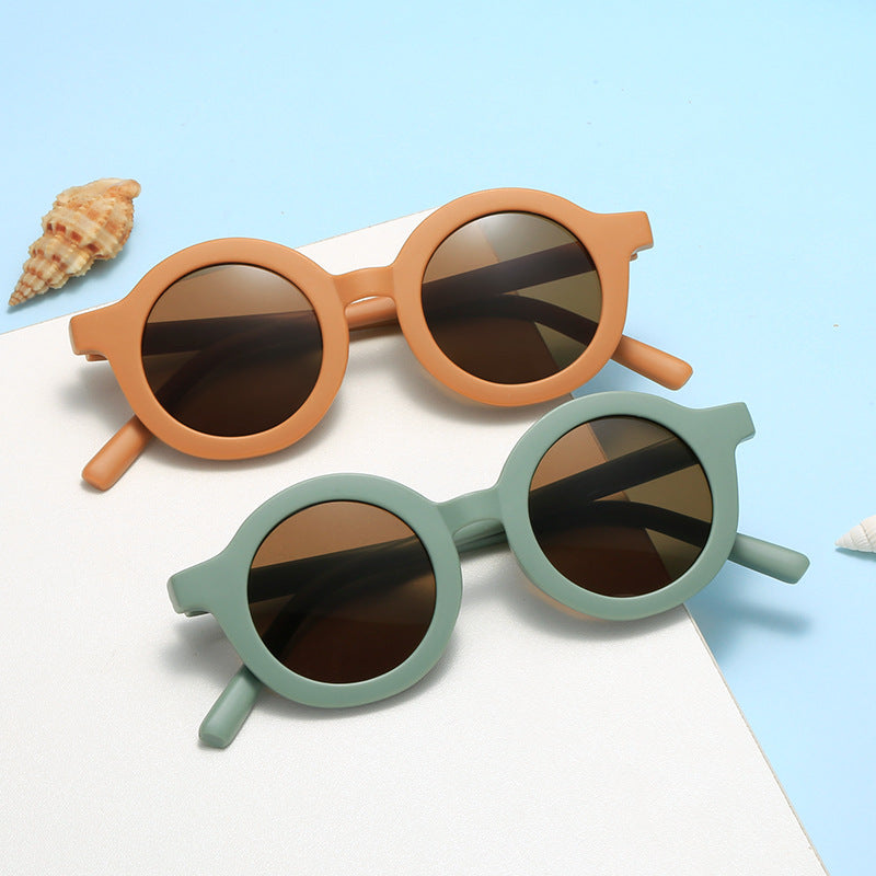 Dame rund solbrille med robust design og UV-beskyttelse Skanto