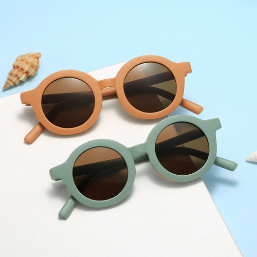 Dame rund solbrille med robust design og UV-beskyttelse Skanto