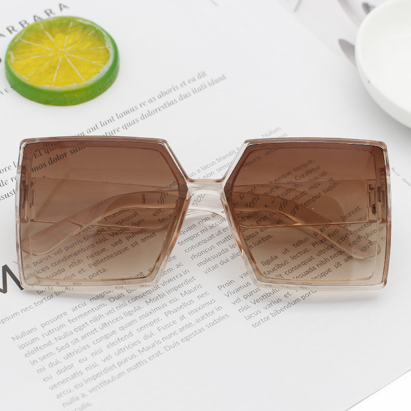 Dame Mote Oversized Solbriller med kantet design Skanto