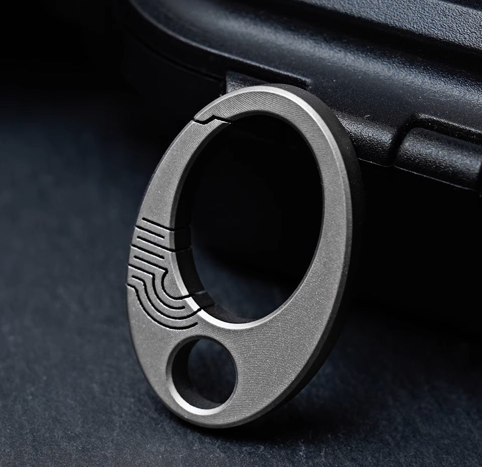 Skanto | Eksepsjonell Mini Ren Titan Nøkkelring: EDC Press-Lås Charm Verktøy