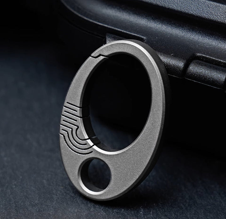 Skanto | Eksepsjonell Mini Ren Titan Nøkkelring: EDC Press-Lås Charm Verktøy