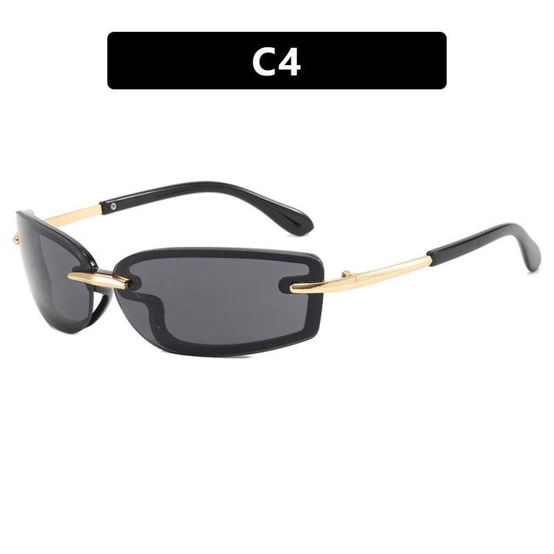Dame moteriktig solbrille i futuristisk design og gjennomsiktig ramme Skanto