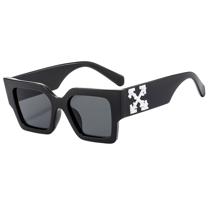 Dame designer solbrille med iøynefallende geometrisk ramme Skanto