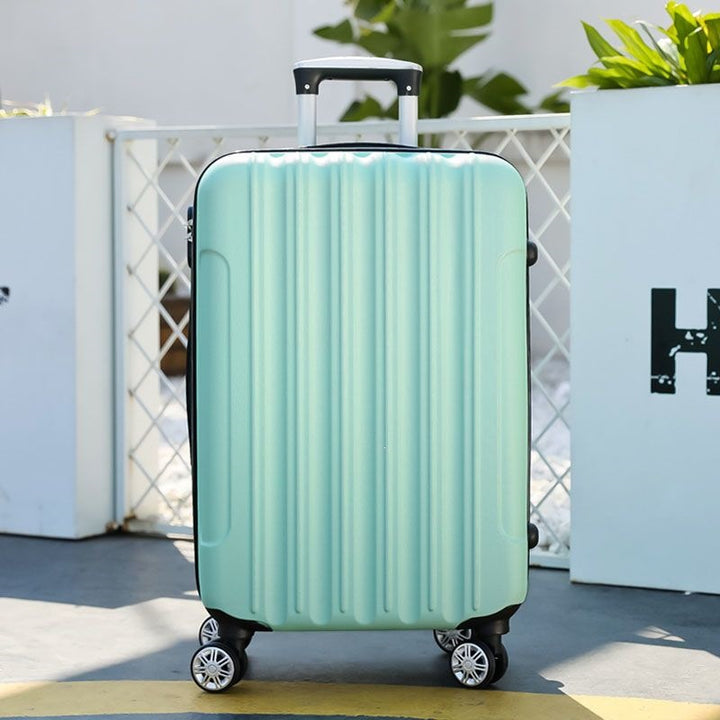 Hardsided suitcase with 360-degree rolling system and integrated safety feature Skanto