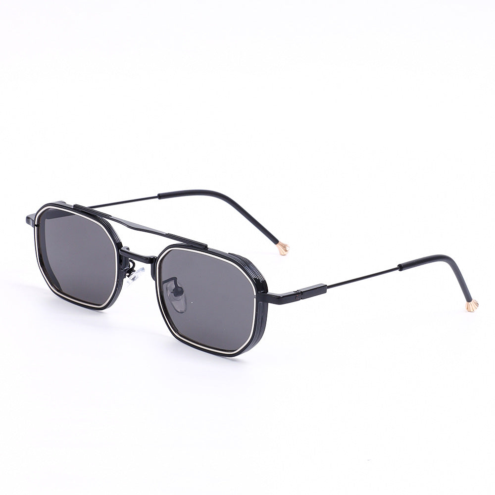 Dame Designer solbrille med elegant metallisk ramme Skanto
