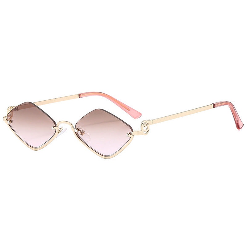 Dame trendy kvadratisk solbrille med filigran metallramme Skanto