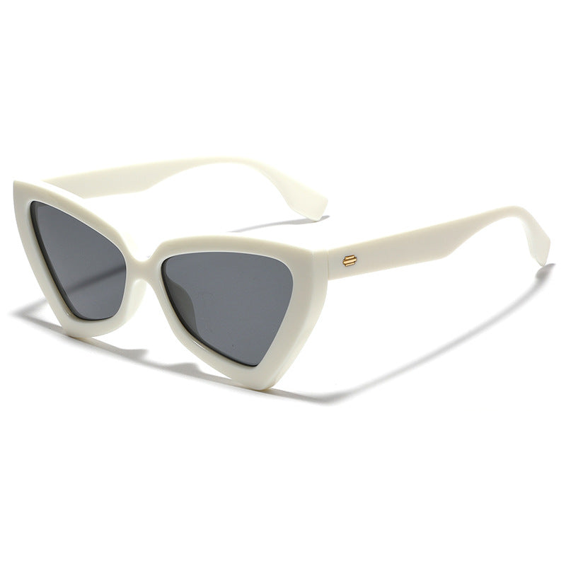 Dame Cat-Eye solbriller med speilende linser og robust ramme Skanto