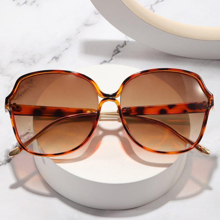 Dame solbrille i elegant oversized design Skanto