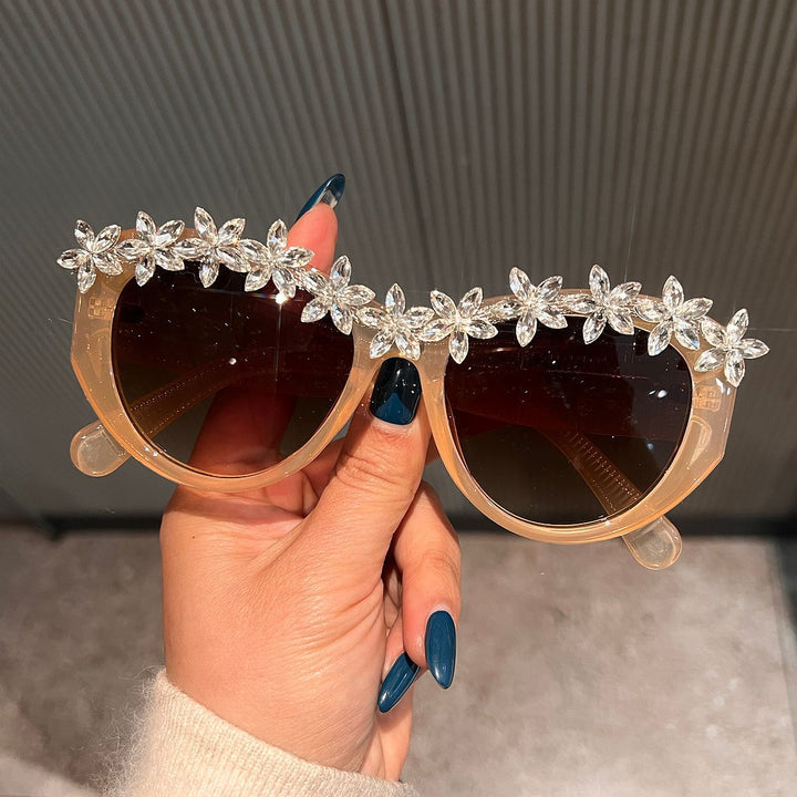 Dame solbrille med florale krystallakenter Skanto