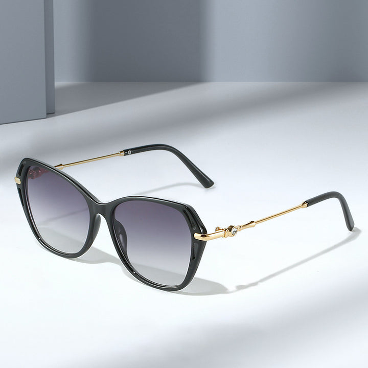 Dame moter Cat-Eye solbrille med elegant metallramme Skanto