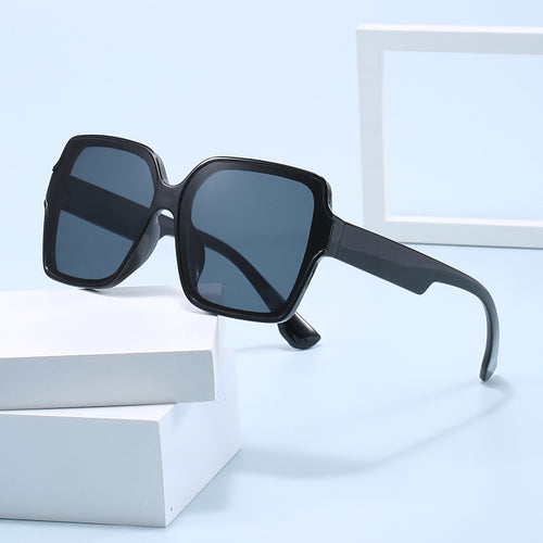 Dame kvadratisk solbrille med unik, stilfull ramme Skanto