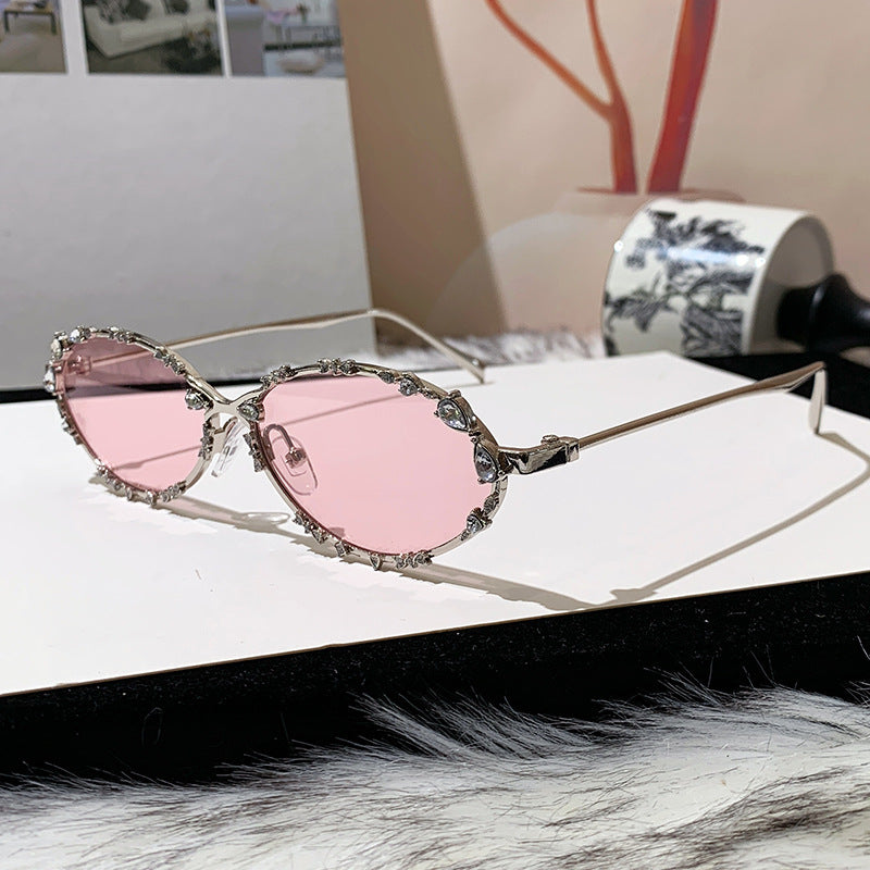 Dame ekstravagant oversized solbrille med futuristisk design Skanto