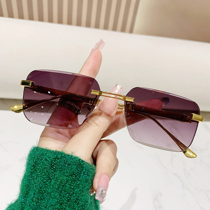 Dame moteriktig rektangulær solbrille med edle metallkanter Skanto