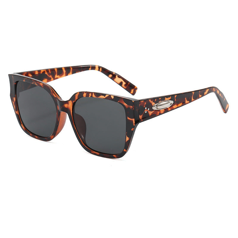 Dame solbrille i moderne kvadratisk design med klare linser Skanto