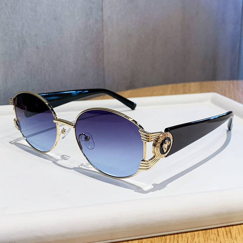 Dame elegant solbrille med luksuriøs metallramme og speilte glass Skanto