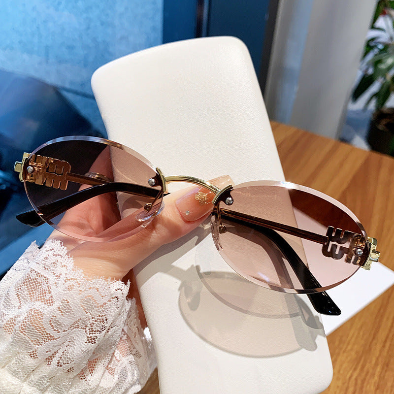 Dame modische solbriller i elegant oval design Skanto