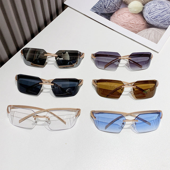 Dame moteriktig kvadratisk solbrille med dekorert metallramme Skanto