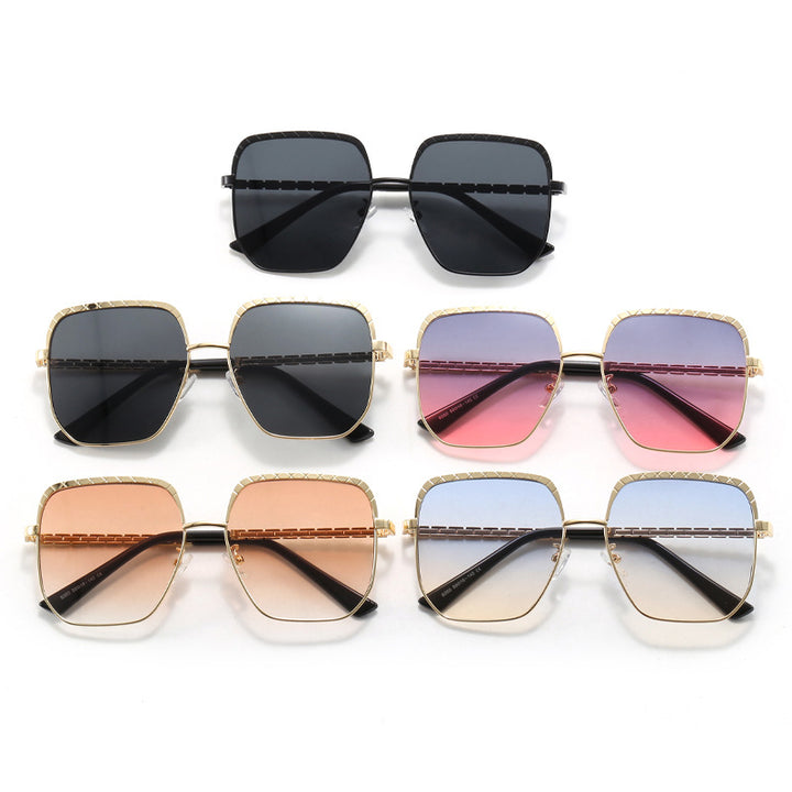Dame moteriktig solbrille med firkantet ramme og stilige detaljer Skanto