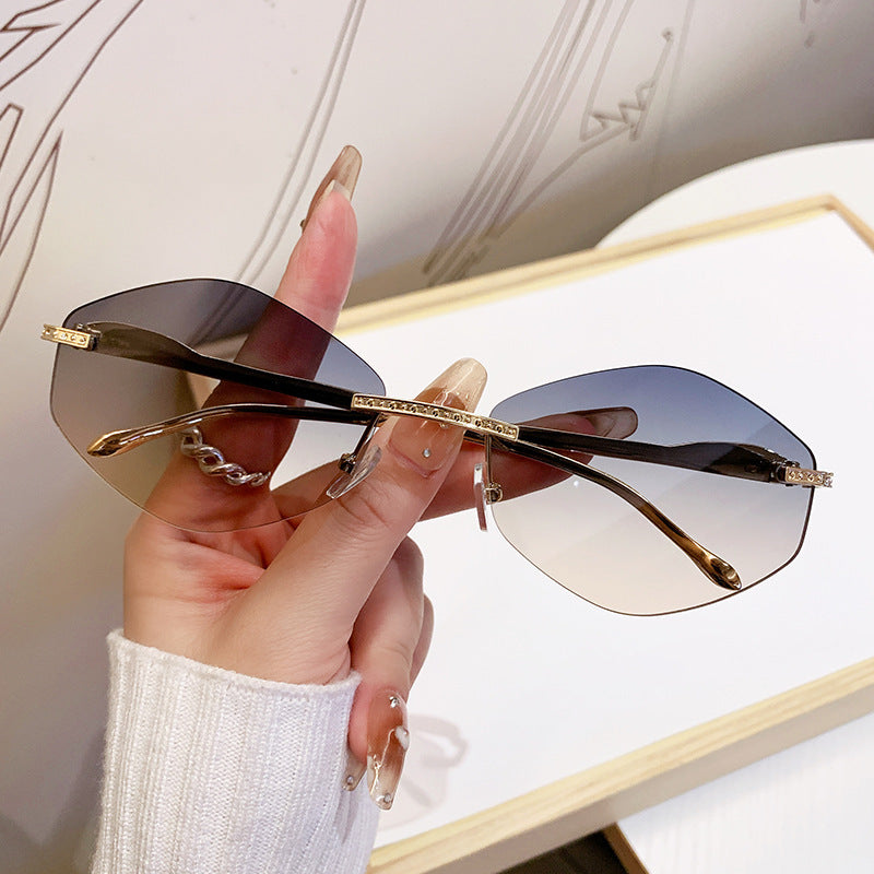 Dame ekstravagant solbrille med glitrende aksenter Skanto