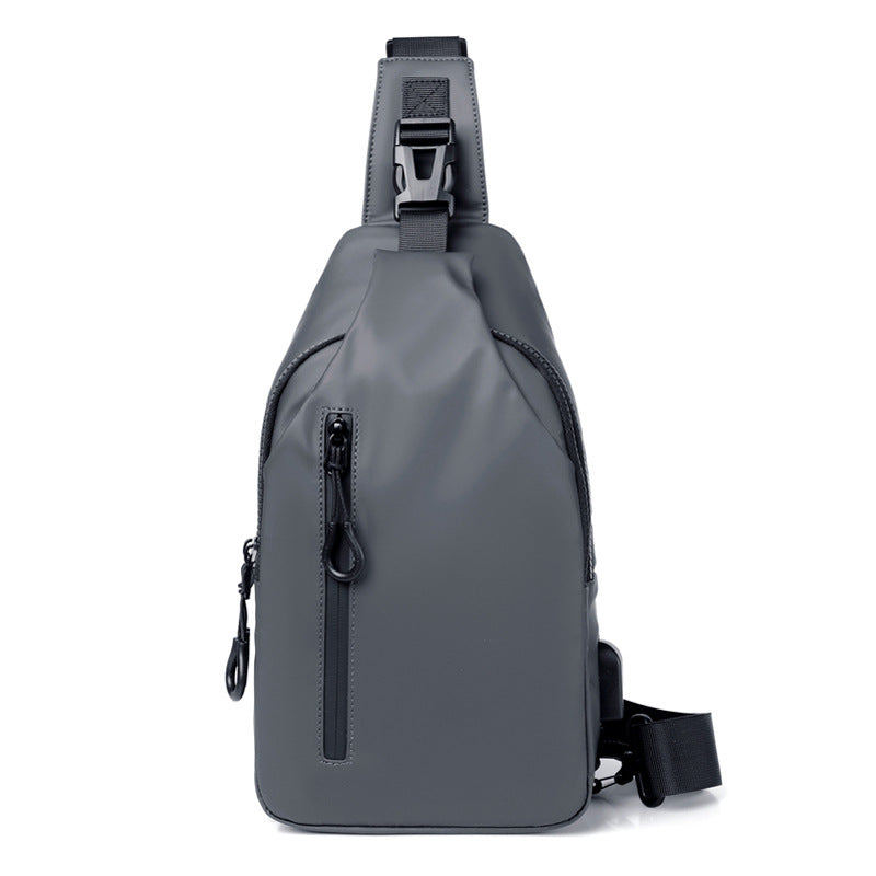 Sling-Bag med vannavvisende materiale og praktisk romdesign Skanto