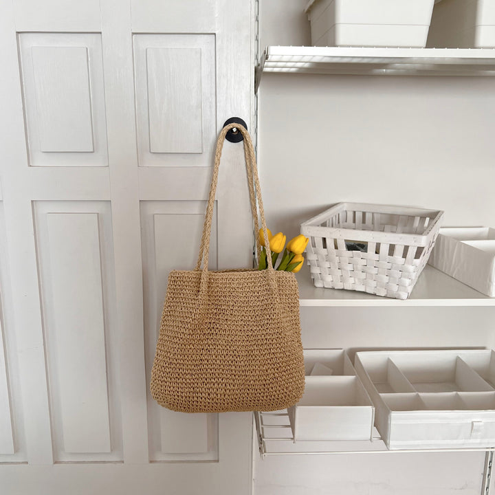 Elegant Woven Bag with Spacious Interior Skanto