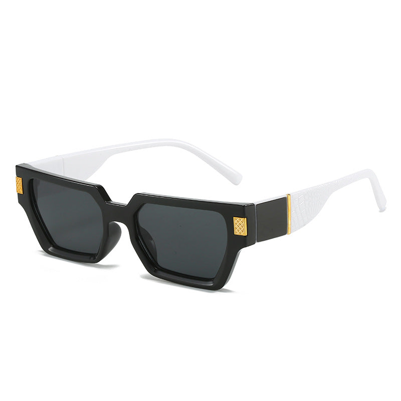 Dame moteriktig solbrille med unik geometrisk ramme og luksuriøse detaljer Skanto