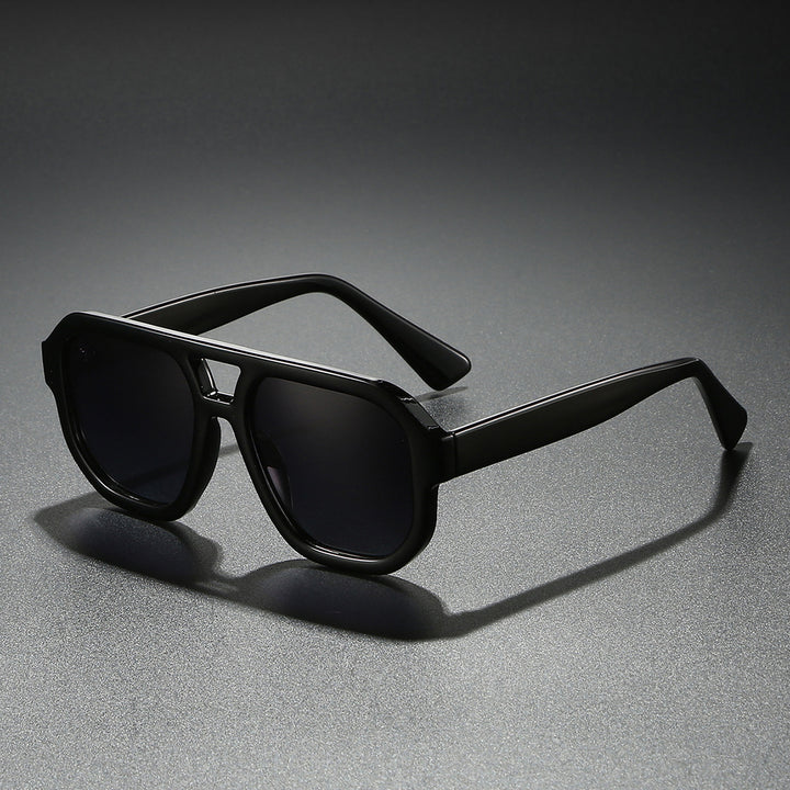 Dame solbrille i moderne urban design med bred kant Skanto