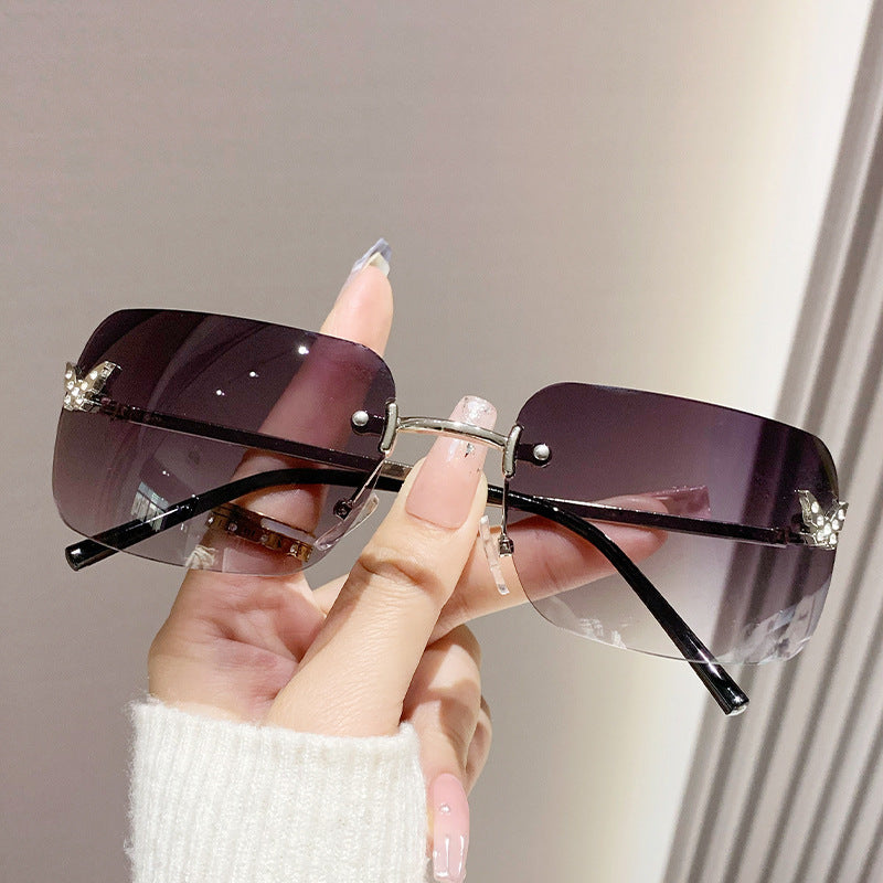 Dame elegant oversized solbriller med vevd gullramme Skanto