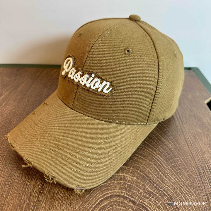 Kvinnes slitt bomull baseballcap med brodert sitat Skanto