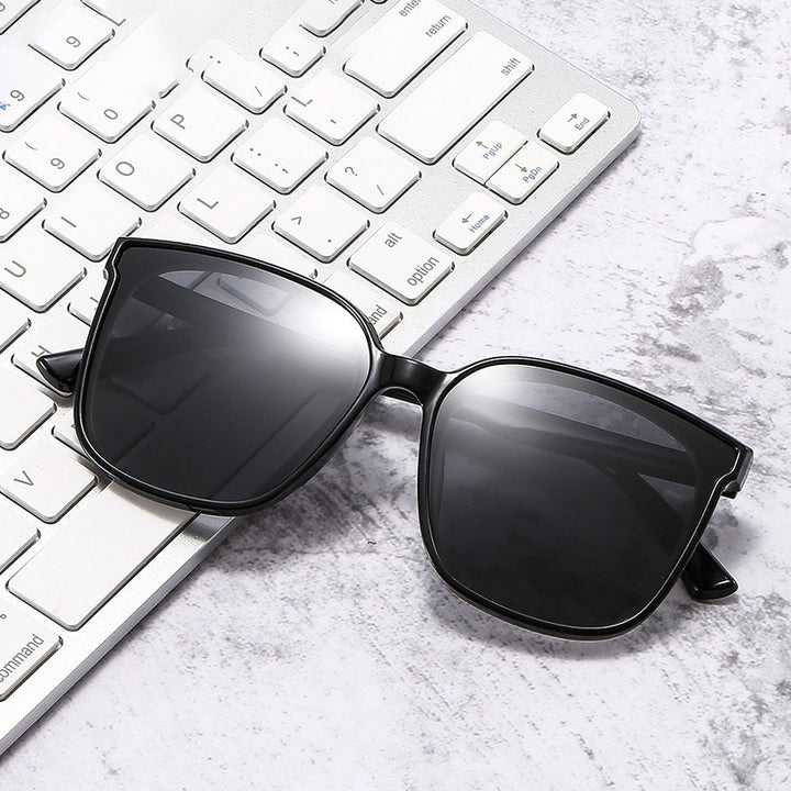 Dame moderne kvadratisk solbrille med UV-beskyttelse og smale stenger Skanto