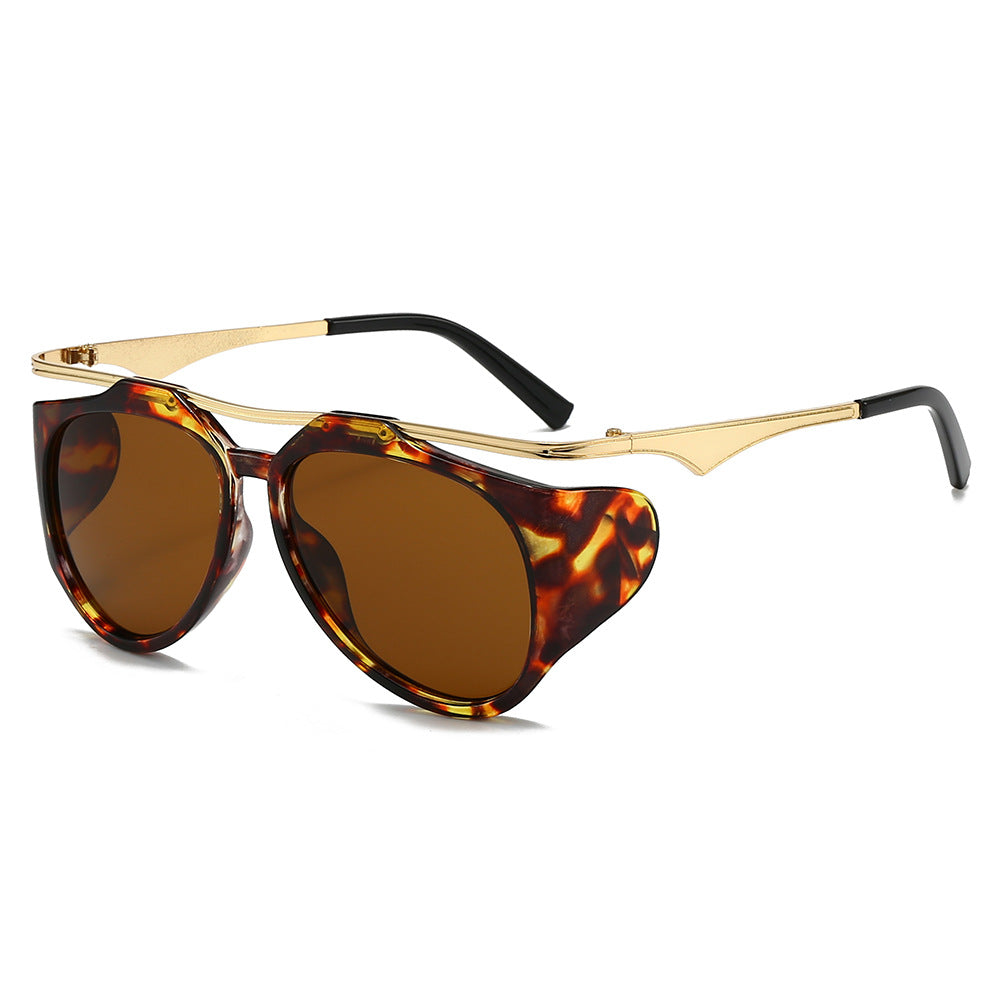 Dame Modis sport solbrille med oversized ramme og gull aksenter Skanto