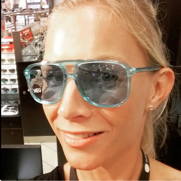 Dame moderne solbriller i gjennomsiktig design med fargede glass Skanto
