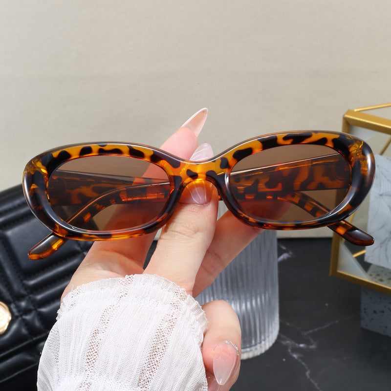 Dame moteriktig solbrille med oval design og UV-beskyttelse Skanto