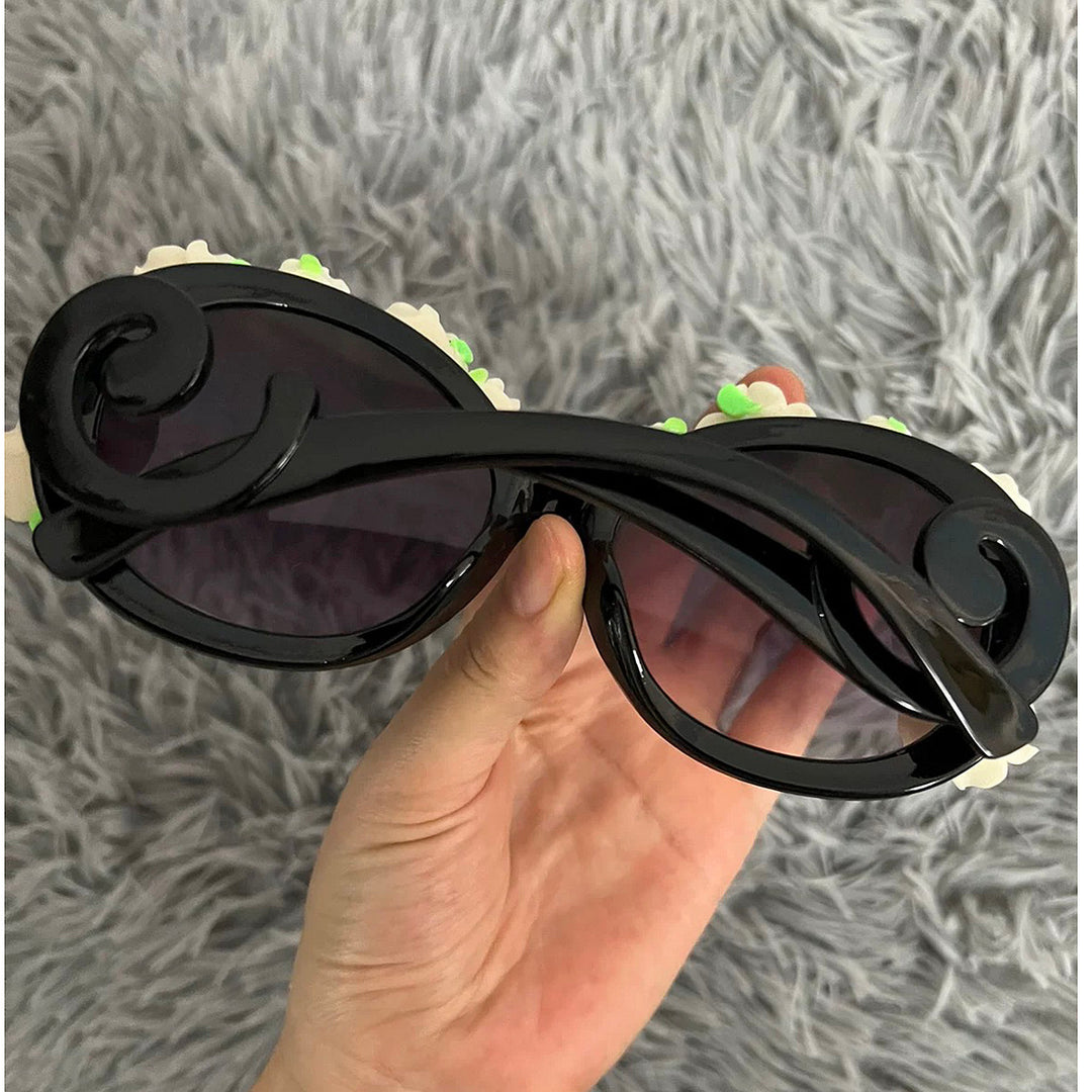 Dame solbriller med florale aksenter Skanto