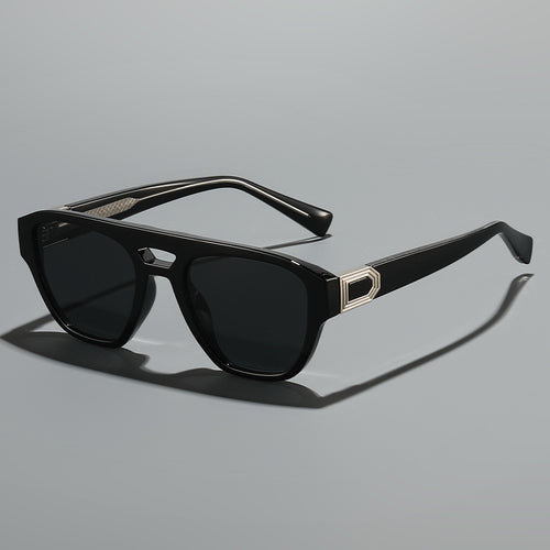 Dame Designer-solbrille med moderne, kantete ramme og gradient Skanto