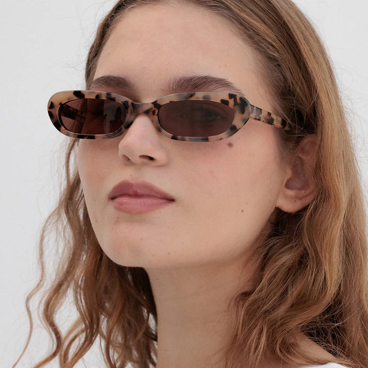 Women's fashionable cat-eye sunglasses with transparent plastic frame and UV protection Skanto
