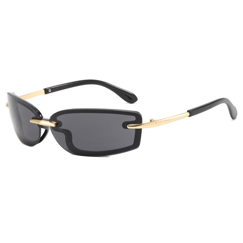 Dame moteriktig solbrille i futuristisk design og gjennomsiktig ramme Skanto