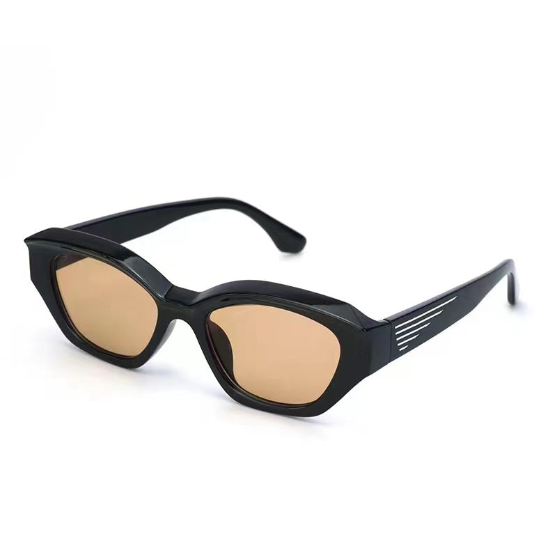 Dame Designer-solbrille med markant polygonal ramme og UV-beskyttelse Skanto