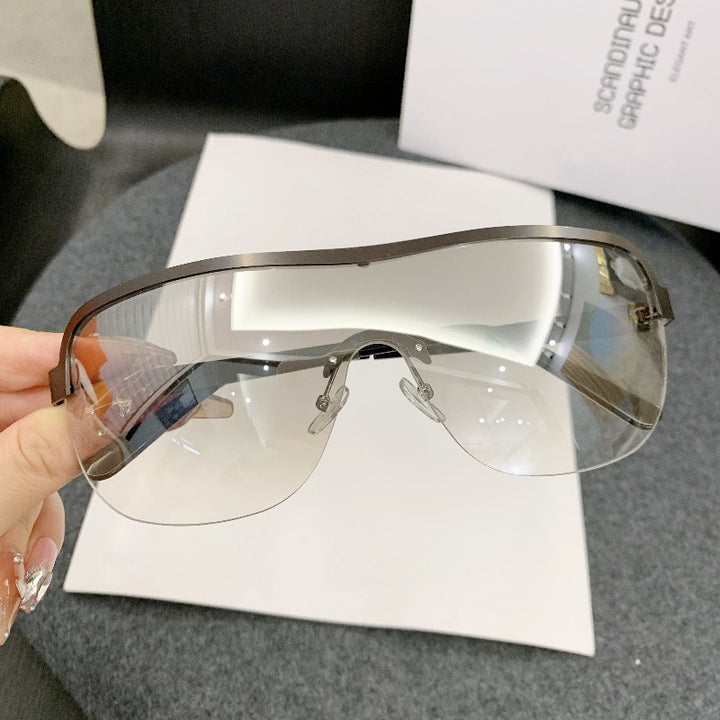 Dame futuristisk solbrille med elegant minimalistisk design Skanto