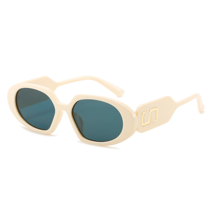 Dame moteriktig solbrille med unikt design og stilfull logo Skanto
