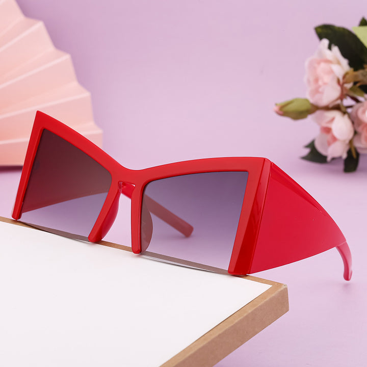 Dame futuristisk solbrille med markant vinkelramme Skanto